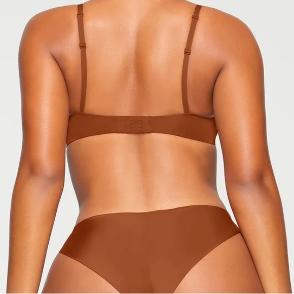 Skims | Wireless Form Lush Up Plunge Bra 34D NWT - Picture 4 of 7